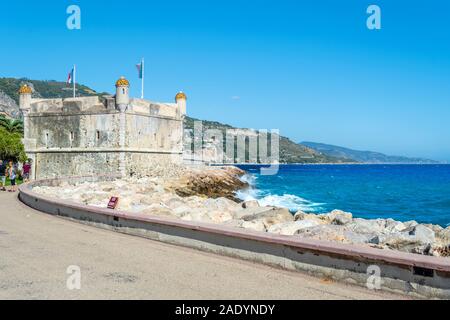 La station balnéaire médiévale château maintenant converti au Musée Jean Cocteau Bastion sur la côte d'Azur à Menton, France. Banque D'Images