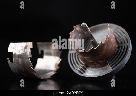 Ancien trou a vu pour faire de gros trous dans le bois. Accessoires pour travailler dans l'atelier de menuiserie. Fond sombre. Banque D'Images