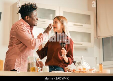 L'homme prudent de mettre la farine sur le nez du rire lady Banque D'Images