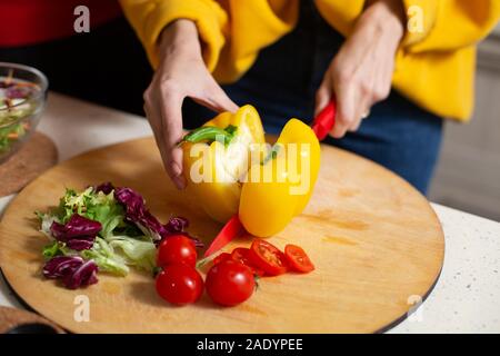 Mains de femme couper l'aide de paprika Banque D'Images