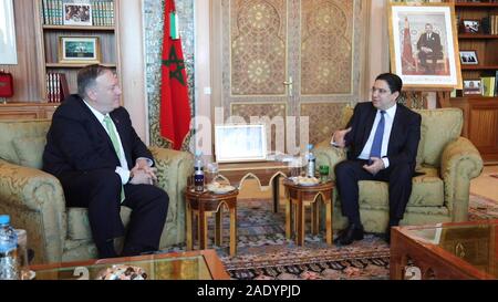 Rabat. 5 déc, 2019. La secrétaire d'État des États-Unis, Mike Pompeo (L) se réunit avec le Ministre marocain des Affaires étrangères Nasser Bourita à Rabat, Maroc, le 5 décembre, 2019. La secrétaire d'État des États-Unis, Mike Pompeo est arrivé dans la capitale marocaine Rabat le jeudi après-midi pour une visite d'une journée. Source : Xinhua/Alamy Live News Banque D'Images