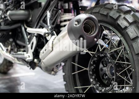 Close-up d'admission d'échappement ou de black sport racing moto avec nouveau pneu et roue en showroom. Low Angle Photo de moto. Banque D'Images