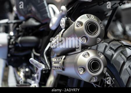 Close-up d'admission d'échappement ou de black sport racing moto avec nouveau pneu et roue en showroom. Low Angle Photo de moto. Banque D'Images