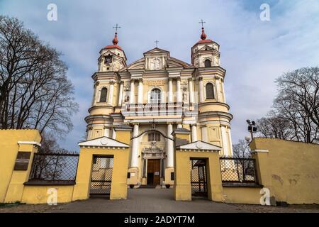 Église des Saints Pierre et Paul à Vilnius au début du printemps. La lituanie Banque D'Images