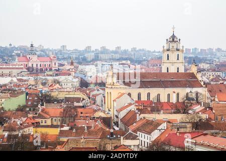 Vue sur la ville depuis le pont d'observation à la Tour de Gediminas sur un jour nuageux. Vilnius. La lituanie Banque D'Images