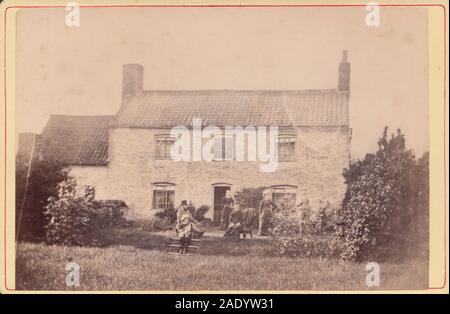 Carte de l'armoire britannique victorienne montrant une famille et son chien dans le jardin de leur maison individuelle ou de leur cottage. Banque D'Images