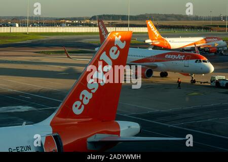 EasyJet budget compagnie aérienne Airbus A320-214 avions ou avions à l'aéroport de Londres Luton à partir de 2019 Banque D'Images