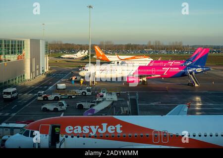 EasyJet, Wizz Air, compagnies aériennes économiques, avions, avions, avions, aéroport de Londres Luton, tarmac, aire de piste, 2019, voyages, compagnies aériennes économiques, aéroport Banque D'Images