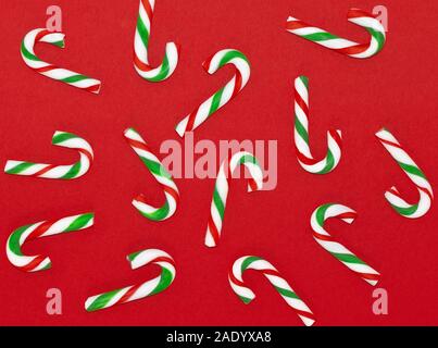 Schéma des cannes de bonbons de Noël sur fond rouge, overhead view Banque D'Images