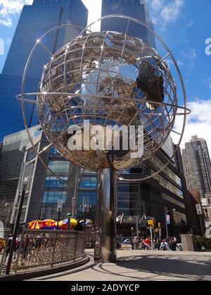 Globe Columbus Circle en acier Banque D'Images