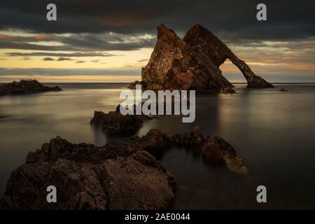 Fiddle Bow rock formations in dusk, Portknockie, Ecosse Banque D'Images