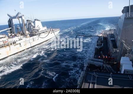 191130-N-CJ510-0144 MER MÉDITERRANÉE (nov. 30, 2019) - Les marins à bord de la classe Arleigh Burke destroyer lance-missiles USS Ross (DDG 71) conduite d'un ravitaillement en mer avec les Français Durance-class et ravitailleur FS Var (A608), le 30 novembre 2019. Ross, l'avant-déployé à Rota, Espagne, a terminé sa neuvième patrouille dans la sixième flotte américaine zone d'opérations à l'appui de la sécurité nationale des États-Unis en Europe et en Afrique. (U.S. Photo par marine Spécialiste de la communication de masse 3 Classe Andrea Rumple/libérés) Banque D'Images