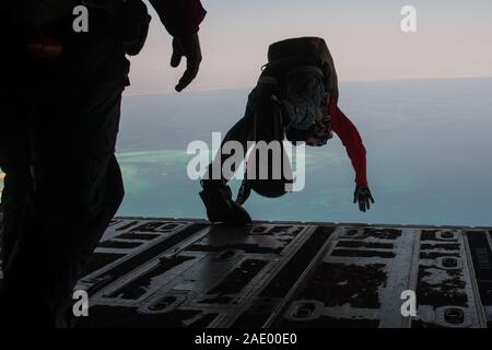 U.S. Air Force Pararescumen affecté à la 82e Escadron de sauvetage expéditionnaire, effectuer l'ouverture de faible altitude (HALO) sauter d'un C-130J Super Hercules, le 31 octobre 2019, en Afrique de l'Est. (Photo par Sean Carnes) Senior Airman Banque D'Images