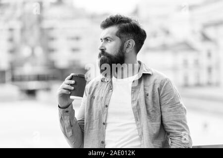 Grandes idées viennent d'un très bon café. L'homme de boire du café à emporter. Le café du matin. Hipster matures profiter de boissons chaudes. Homme barbu vous détendre en plein air. Pause café concept. Accro à la caféine. Banque D'Images