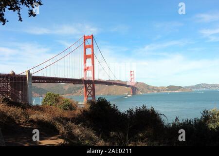 Le Golden Gate Bridge, entre le ciel et l'eau, San Francisco, Californie-NOUS Banque D'Images