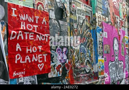 I Want a Hot date, Not A Hot Planet,Climate change Street art sur Brick Lane à Londres alors qu'un dôme de chaleur extrême bat les records de température britanniques / européens Banque D'Images