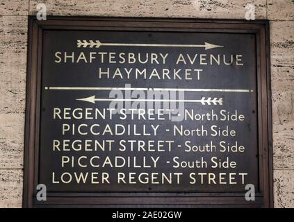 Suivez les panneaux indiquant la station de métro Piccadilly London, Shaftesbury Avenue, Haymarket, Regent Street, England, UK Banque D'Images
