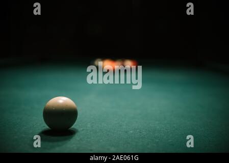 Table de billard avec des boules et boule de choc mis en place pour briser Banque D'Images