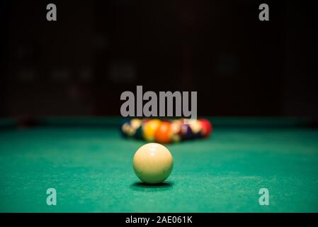 Table de billard avec des boules et boule de choc mis en place pour briser Banque D'Images