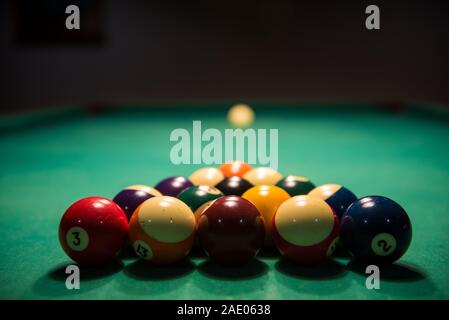 Table de billard avec des boules et boule de choc mis en place pour briser Banque D'Images