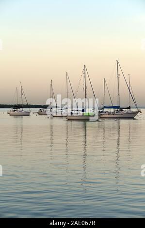 Key Biscayne, Floride - 30 novembre 2019 - Voiliers à l'ancre à Crandon Marina anchorage sur claire, calme journée d'hiver au lever du soleil. Banque D'Images