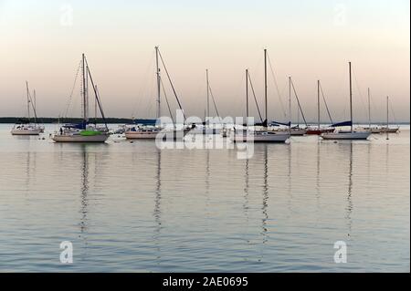 Key Biscayne, Floride - 30 novembre 2019 - Voiliers à l'ancre à Crandon Marina anchorage sur claire, calme journée d'hiver au lever du soleil. Banque D'Images