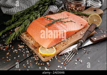 Filet de saumon. Appétissant filet de poisson frais de la mer sur une planche à découper en bois. Banque D'Images