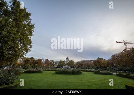 Panorama du Volksgarten Vienne avec le musée d'histoire naturelle en arrière-plan. Partie de la Hofburg, Volksgarten, ou des peuples autochtones, le jardin est un pub Banque D'Images