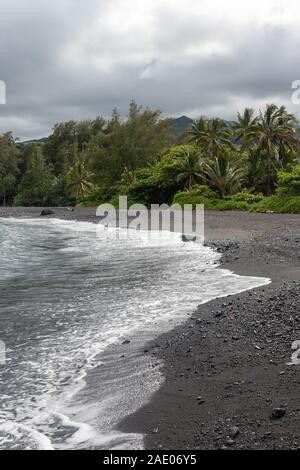 Vagues sur le rivage de la plage de sable noir de Waikoloa Hana Banque D'Images