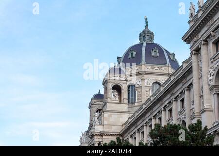 Façade principale du Naturhistorisches Museum Wien au crépuscule. C'est le principal musée d'histoire naturelle de Vienne, Autriche, et une date majeure de l'Imperi Banque D'Images