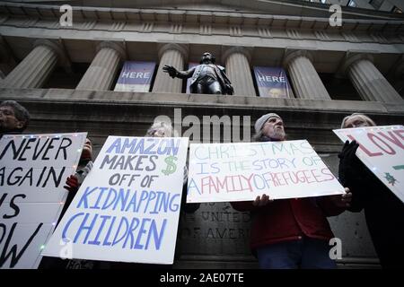 New York, États-Unis. Le 05 mai 2019. Les gens protestent contre les politiques d'immigration tenir signes tels qu'ils se réunissent avant le Federal Hall à New York 96e assemblée annuelle de l'éclairage de l'arbre de Noël à la NYSE le Jeudi, Décembre 5, 2019 à New York. Photo de John Angelillo/UPI UPI : Crédit/Alamy Live News Banque D'Images