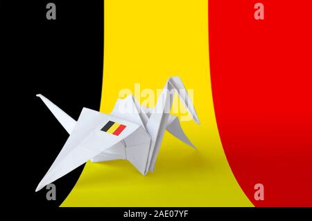 Drapeau Belgique représentée sur papier origami crane aile. Concept arts artisanaux orientaux Banque D'Images