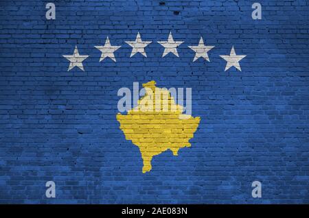 Drapeau du Kosovo représentés dans des couleurs de peinture sur le vieux mur de brique de près. Bannière texturé sur grand mur arrière-plan de maçonnerie Banque D'Images