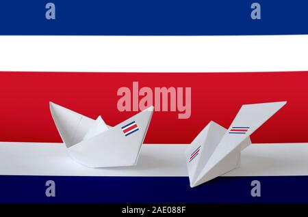 Costa Rica flag représentée sur papier origami avion et bateau. Concept arts artisanaux orientaux Banque D'Images