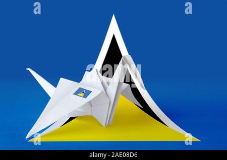 Saint Lucia flag représentée sur l'origami papier crane aile. Concept arts artisanaux orientaux Banque D'Images