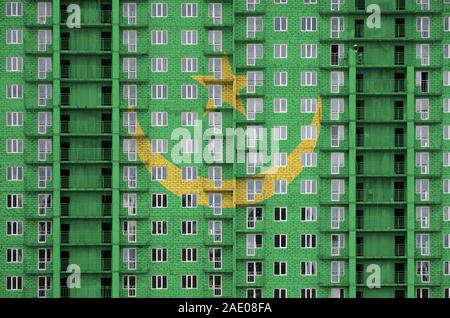 Drapeau de la mauritanie représentée dans la peinture de couleurs sur plusieurs étages du bâtiment résidentiel en construction. Bannière texturé sur grand fond mur de brique Banque D'Images