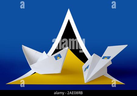 Saint Lucia flag représentée sur l'origami papier avion et bateau. Concept arts artisanaux orientaux Banque D'Images