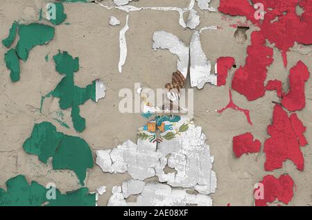 Drapeau Mexique représenté dans des couleurs de peinture sur vieux mur de béton malpropre obsolètes close up. Bannière sur fond rugueux texturé Banque D'Images