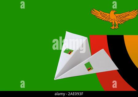 Drapeau Zambie représentées sur les avions en origami papier. Concept arts artisanaux orientaux Banque D'Images