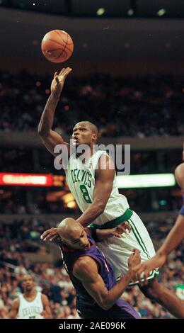 Boston Celtics # 8 Antoine Walker tire sur le dessus de Toronto Raptors # 15 Vice Carter dans le basket-ball jeu d'action au Fleet Center à Boston MA USA Mar 2000 photo de Bill belknap Banque D'Images