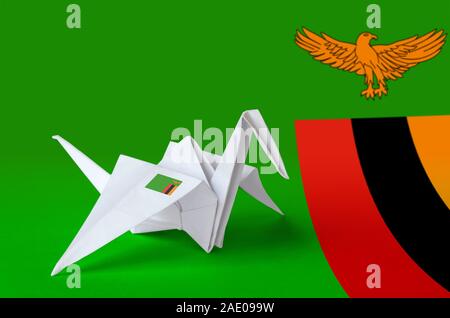 Drapeau Zambie représentée sur papier origami crane aile. Concept arts artisanaux orientaux Banque D'Images