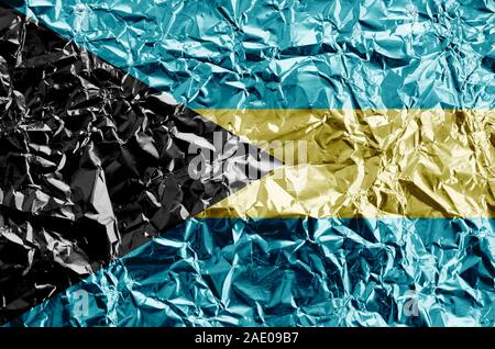 Drapeau Bahamas représentés dans des couleurs de peinture sur aluminium froissé brillant close up. Bannière sur fond rugueux texturé Banque D'Images