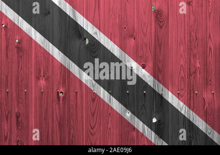 Trinité-et-Tobago drapeau représenté dans des couleurs de peinture sur mur en bois vieux de près. Bannière sur fond rugueux texturé Banque D'Images