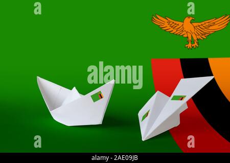 Drapeau Zambie représentée sur papier origami avion et bateau. Concept arts artisanaux orientaux Banque D'Images
