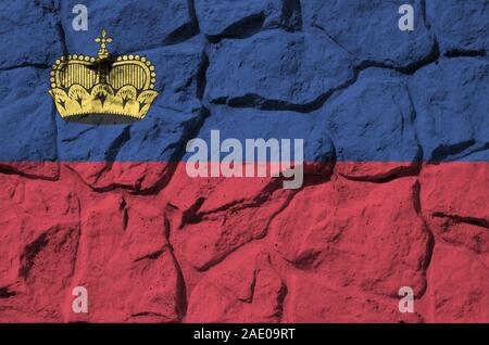 Drapeau Liechtenstein représentés dans des couleurs de peinture sur vieux mur de pierre close up. Bannière texturé sur rock wall background Banque D'Images