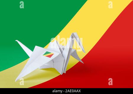 Drapeau Congo représenté sur papier origami crane aile. Concept arts artisanaux orientaux Banque D'Images