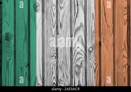 Drapeau Irlande représentée dans des couleurs de peinture sur mur en bois vieux de près. Bannière sur fond rugueux texturé Banque D'Images