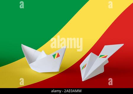 Drapeau Congo représenté sur l'origami papier avion et bateau. Concept arts artisanaux orientaux Banque D'Images