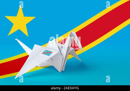 République démocratique du Congo drapeau représenté sur papier origami crane aile. Concept arts artisanaux orientaux Banque D'Images