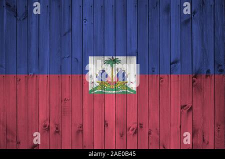 Drapeau Haïti représenté dans des couleurs de peinture sur mur en bois vieux de près. Bannière sur fond rugueux texturé Banque D'Images